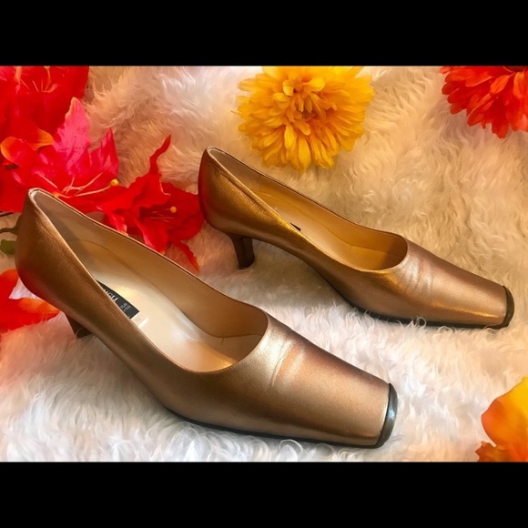 Bruno Magli Pumps - Picture 4 of 8